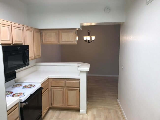 Building Photo - Nice Oak Park Corner Unit Townhome Which I...