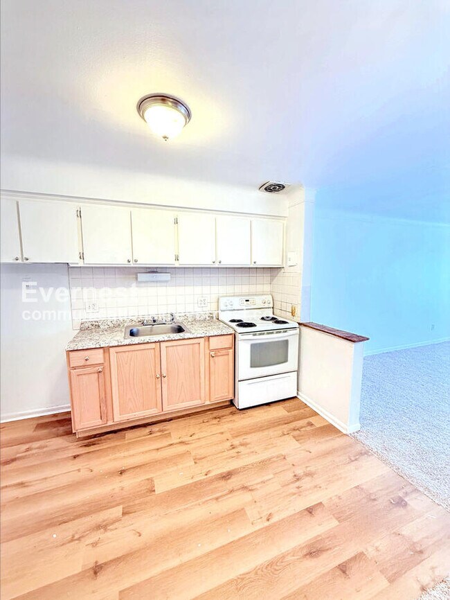 Building Photo - 15601 Schoolcraft Rd