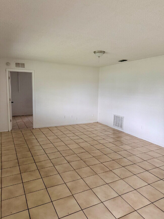 Building Photo - 4 Bedroom 1.5 Bathroom House For Rent