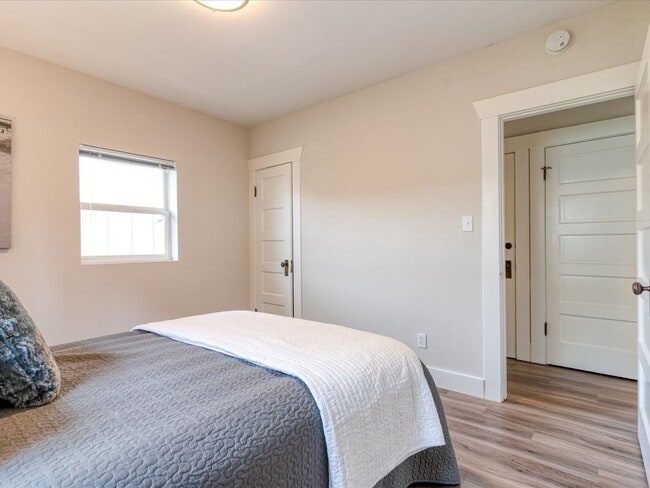 Building Photo - Beautifully remodeled corner lot Roosevelt Home