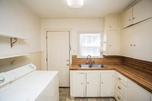 Building Photo - Pre Lease this Tech Terrace Beauty