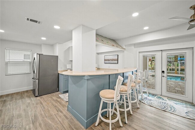 Building Photo - 256 Ibis St