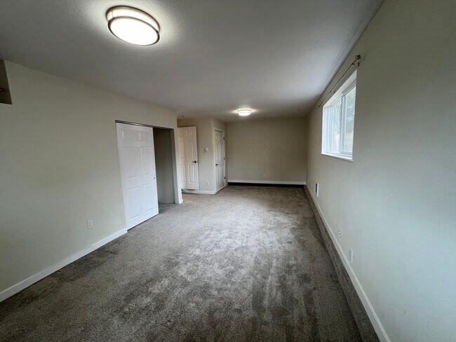 Building Photo - Recently Renovated Spacious Rambler with M...