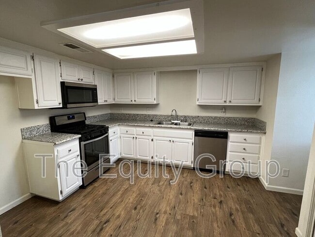 Building Photo - 4052 W Meadow Ave