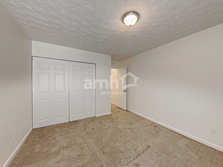 Building Photo - 330 Meadows Ln