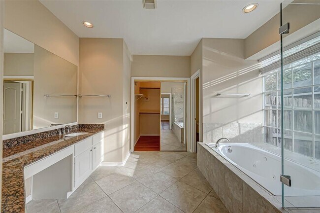 Building Photo - 910 Chinni Ct
