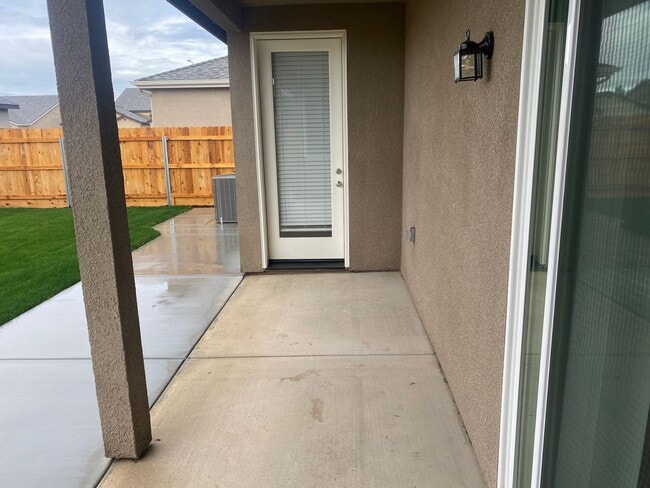 Building Photo - Newer 3 Bedroom 2 Bathroom Home in Tulare!