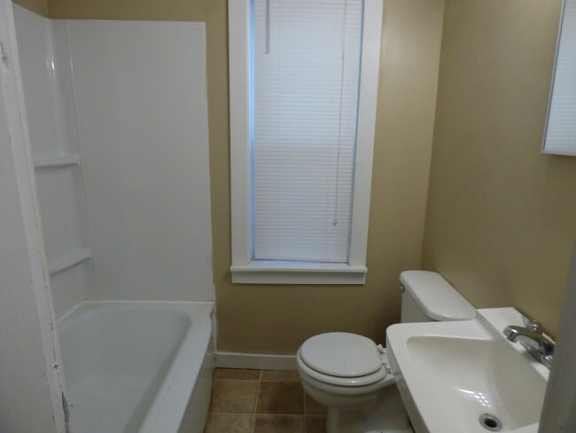 Building Photo - 6 Bedroom / 2 Bathroom House - NEXT TO SEMO's CAMPUS, LARGE YARD, INTERNET INCLUDED