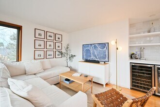 Building Photo - Amazing 2 Bedroom on top of Queen Anne!