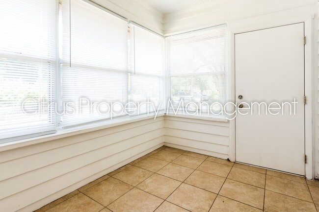 Building Photo - Charming Duplex in Mills 50 District