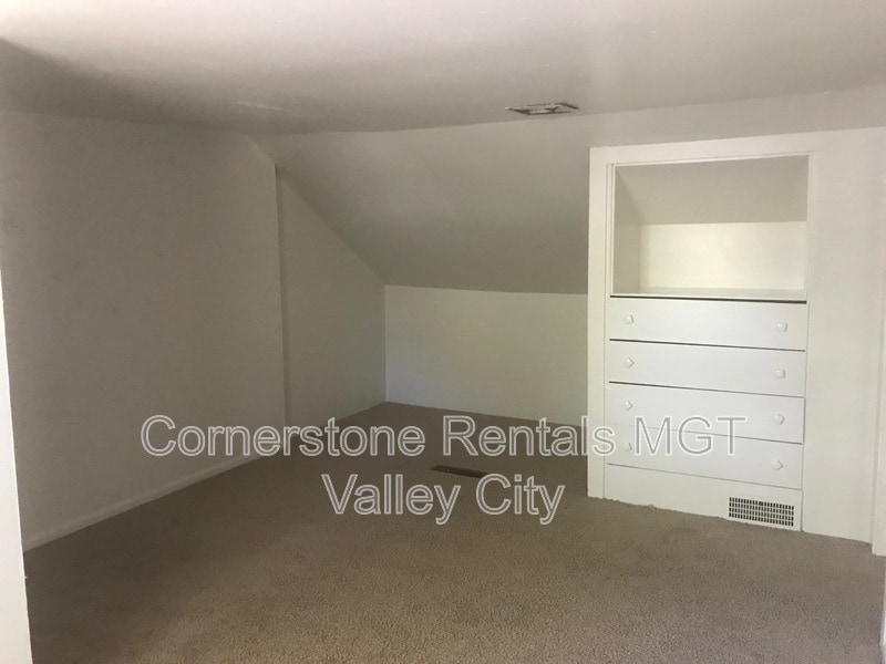 Building Photo - 424 6th Ave NE