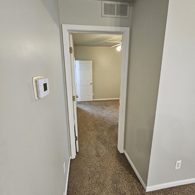 Building Photo - 2 Bed / 2 Bath Condo with In-Unit Laundry, Granite Countertops, Ceiling Fans, All Appliances, Car...
