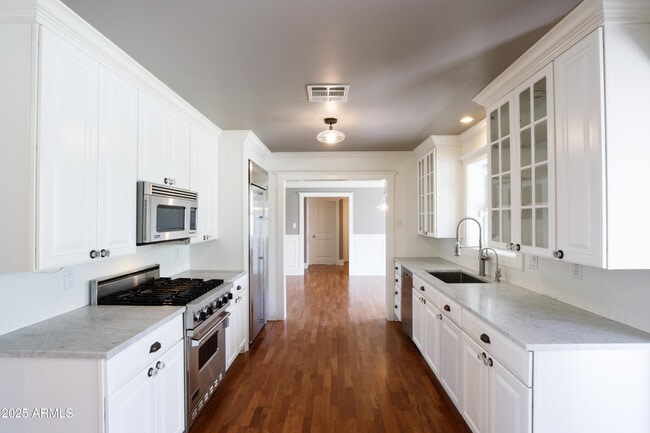 Building Photo - 4302 E Whitton Ave