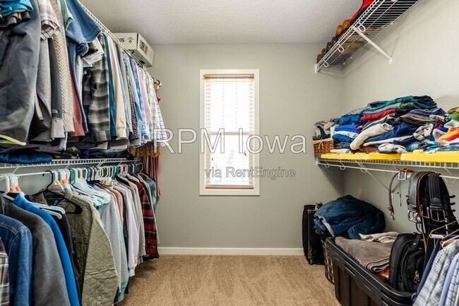 Building Photo - 1651 SW Arlan Dr