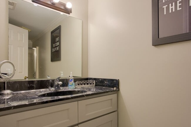 Building Photo - FURNISHED OFF-SEASON MONTHLY RENTAL-STARTI...