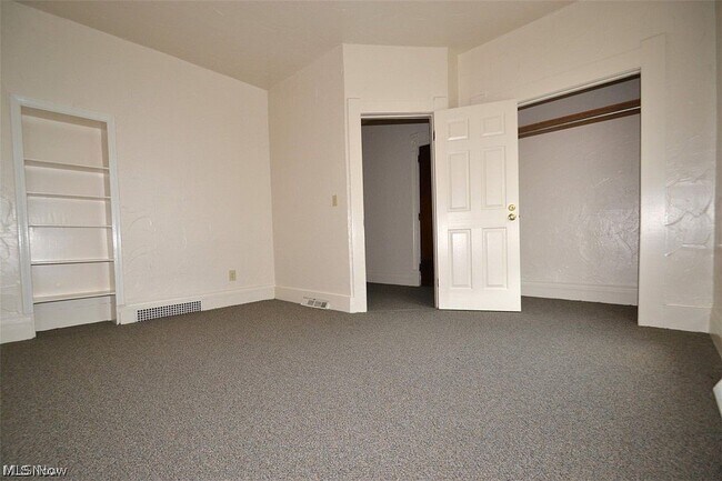 Building Photo - 450 Allyn St