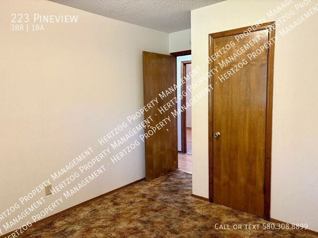 Building Photo - 223 Pineview-