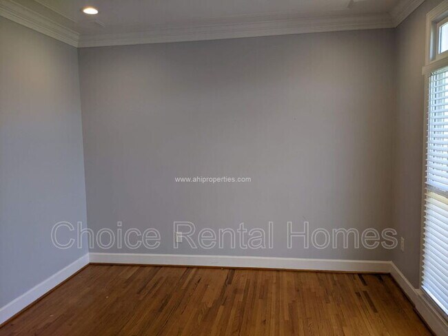 Building Photo - 8014 Greystone Green