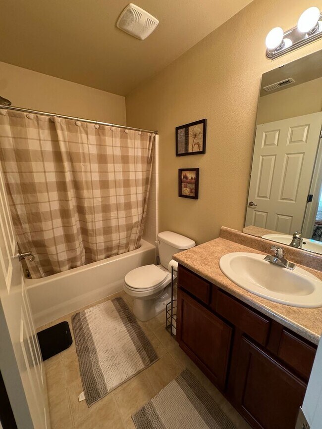 Building Photo - 1175 Swan Loop