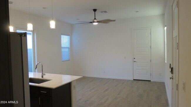 Building Photo - 7710 W Jackrabbit Ln