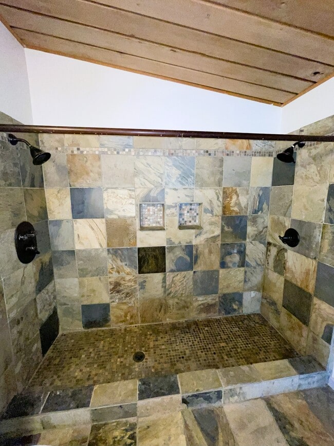 Building Photo - 3070 NW Paul Benjamin Rd