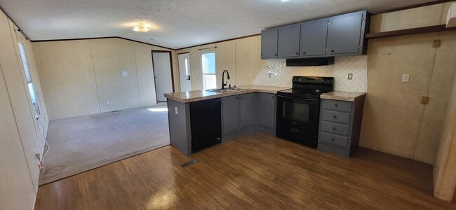 Building Photo - 2/1 single wide outside city limits