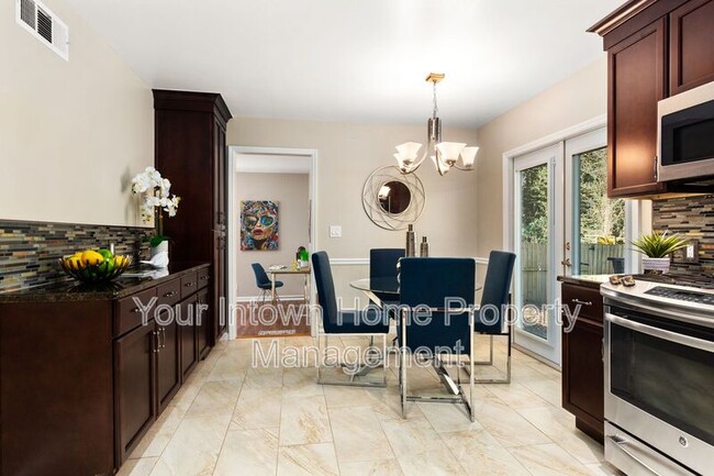 Building Photo - 2883 Fantasy Ln