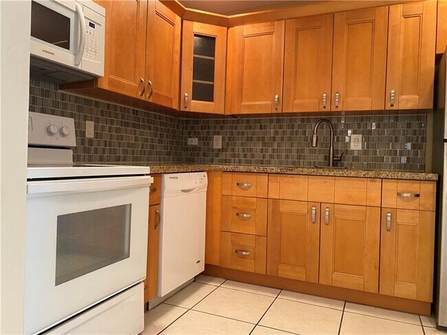 Building Photo - 6317 Bay Club Dr