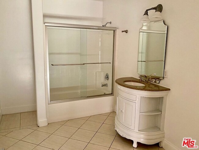 Building Photo - 726 S Santa Fe Ave