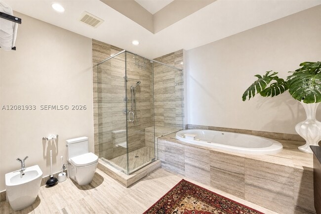 Building Photo - 15811 Collins Ave
