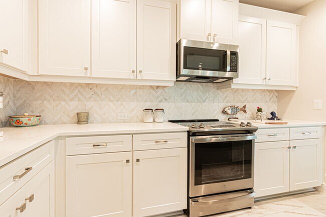 Building Photo - Luxury Naples 2-Bed Home Minutes to Downtown & Beaches | Resort-Style Amenities