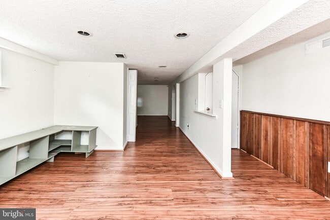 Building Photo - 419 S Barton St