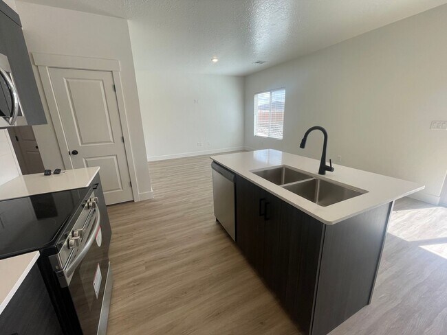 Building Photo - Beautiful Townhome! Washer and dryer included.