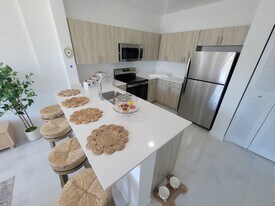 Building Photo - 935 SW 72nd Ave