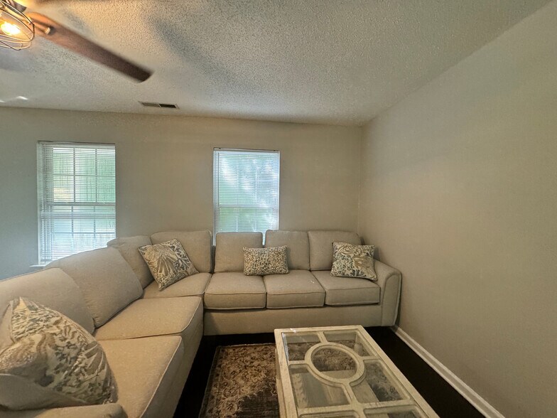 Building Photo - Room in House on Feldspar Way