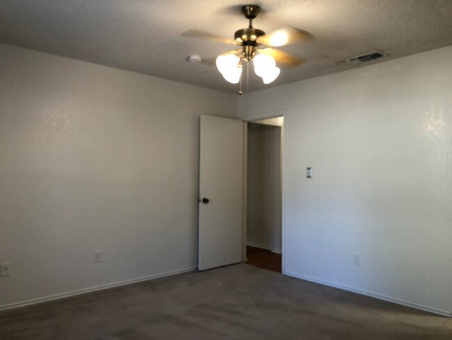 Building Photo - Two Bedroom 1.5 Bath Duplex Unit in Euless