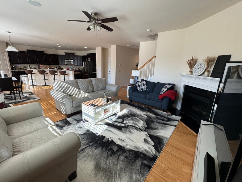 Building Photo - Room in House on Green Birch Dr