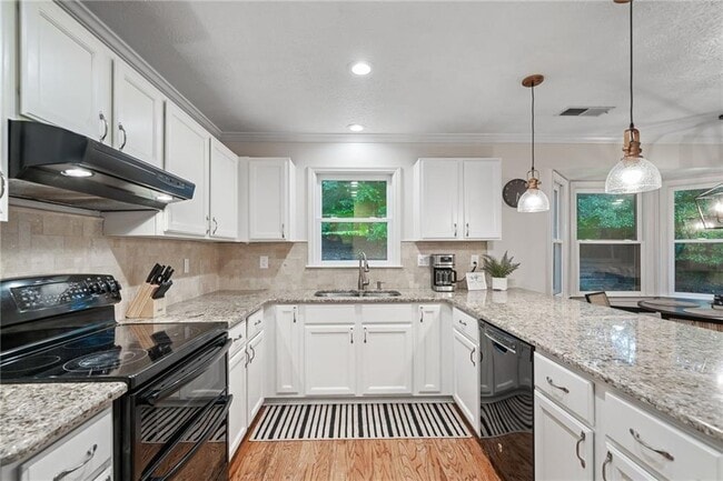 Building Photo - 10965 Pinehigh Dr