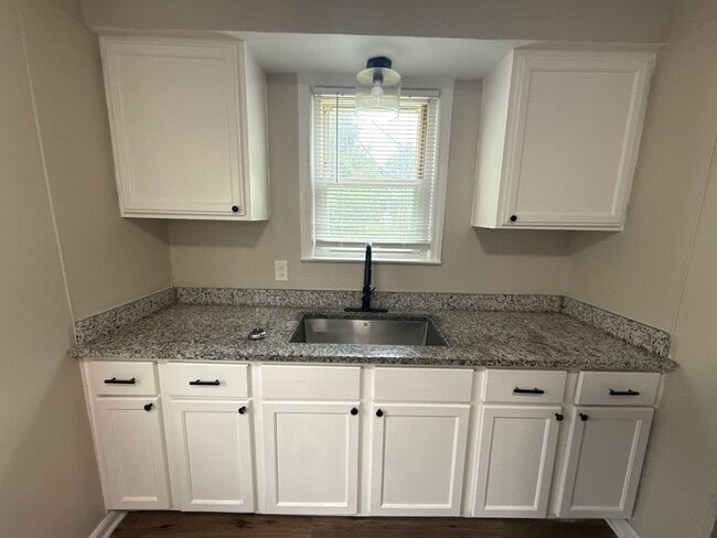 Building Photo - Beautiful 3-Bedroom Home – We Welcome Sect...