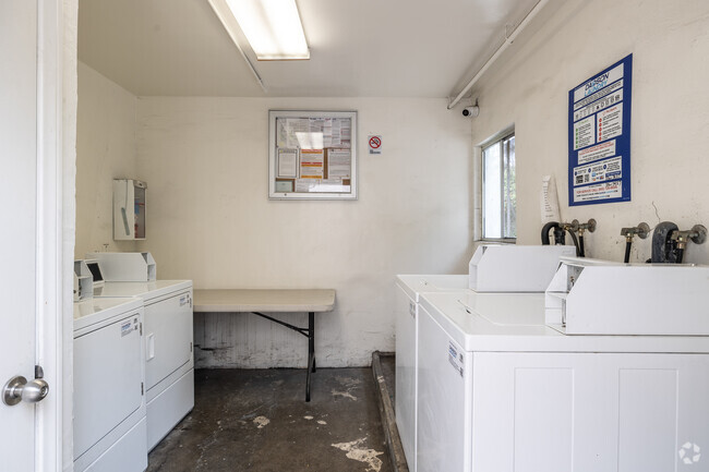 Community Laundry Room - 2419-2425-2431 S Ridgeley Dr