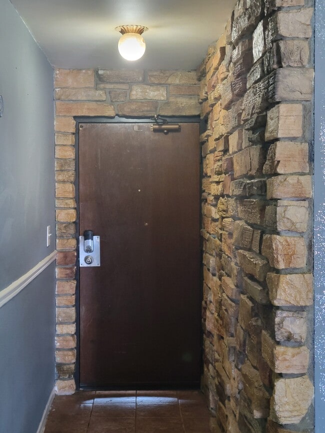 Building Photo - 258 E Bailey Rd