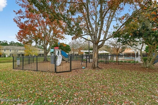 Building Photo - 411 Walnut Dr