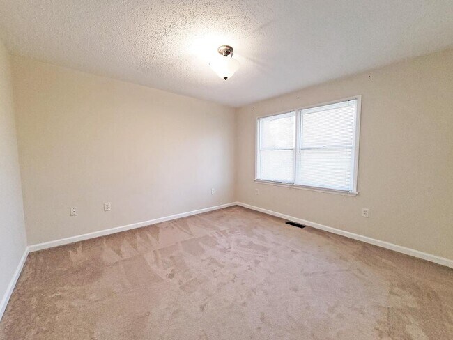 Building Photo - 807A Edgemont Terrace SW