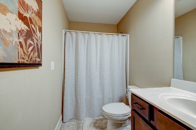 Building Photo - Hendersonville Townhome with Garage, Fireplace & Walk-In Closet