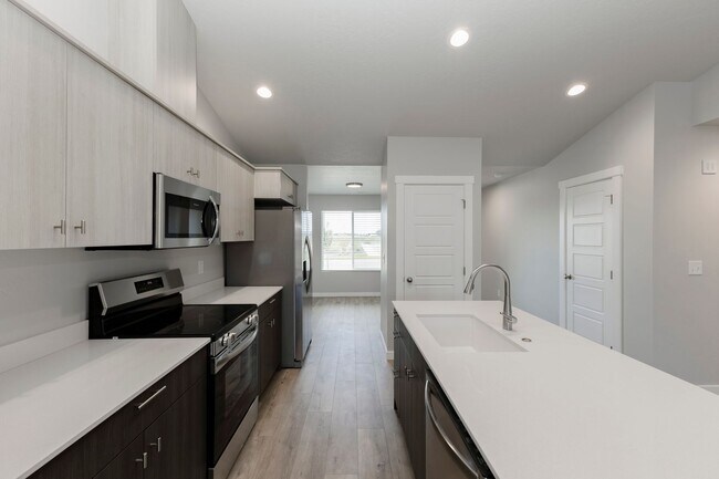 Building Photo - Adorable and affordable attached townhome for rent in Nampa! A must see!