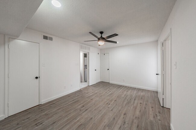 Building Photo - Updated 1-Bedroom Condo in Gated Community...