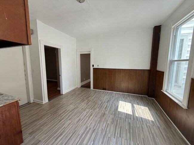 Building Photo - 870 Elm St
