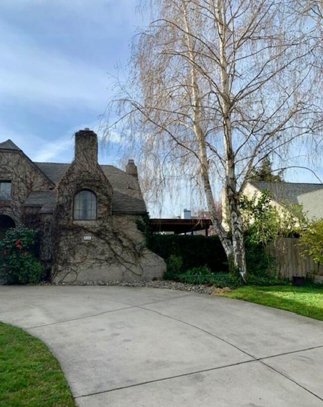 Building Photo - Nice Family Home in Quiet Neighborhood formally known as the French Collection Homes