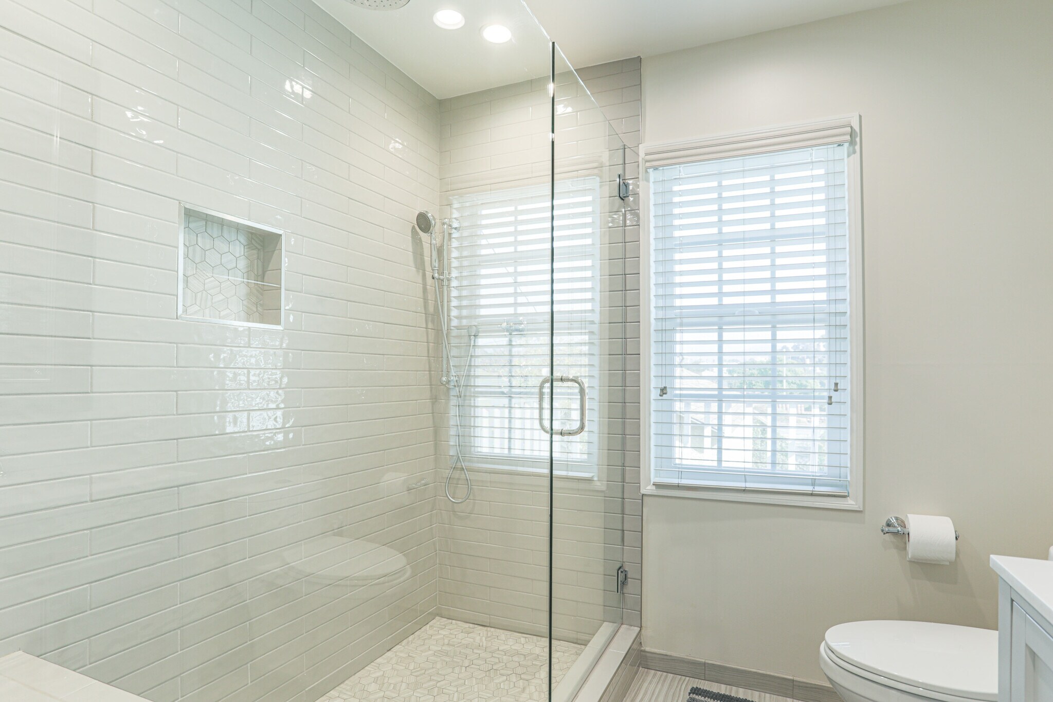 Full Bathroom Shared by Guest Bedroom #1 & #2 - 4155 Edenhurst Ave