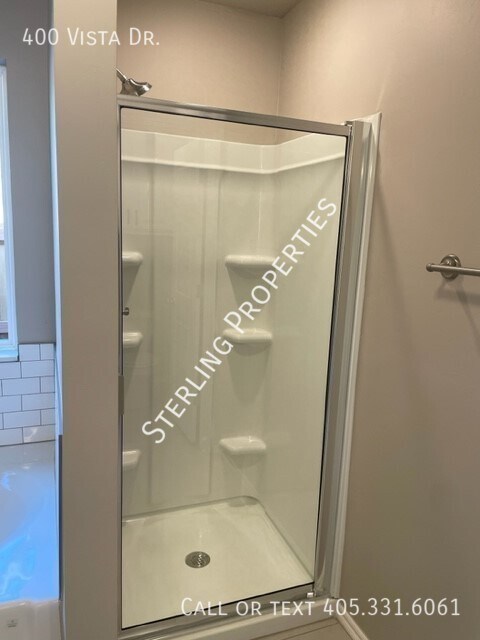 Building Photo - 400 Vista Dr